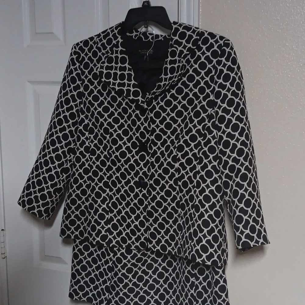 Ladies suit - Picture 6 of 6